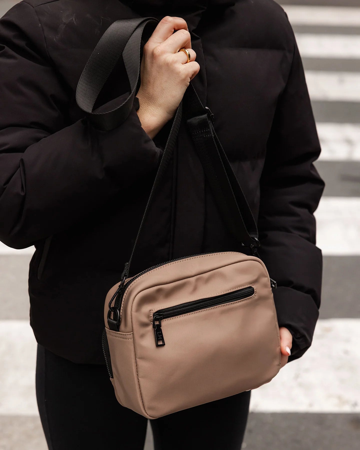 Louenhide London Camera Crossbody Bag | Mocha