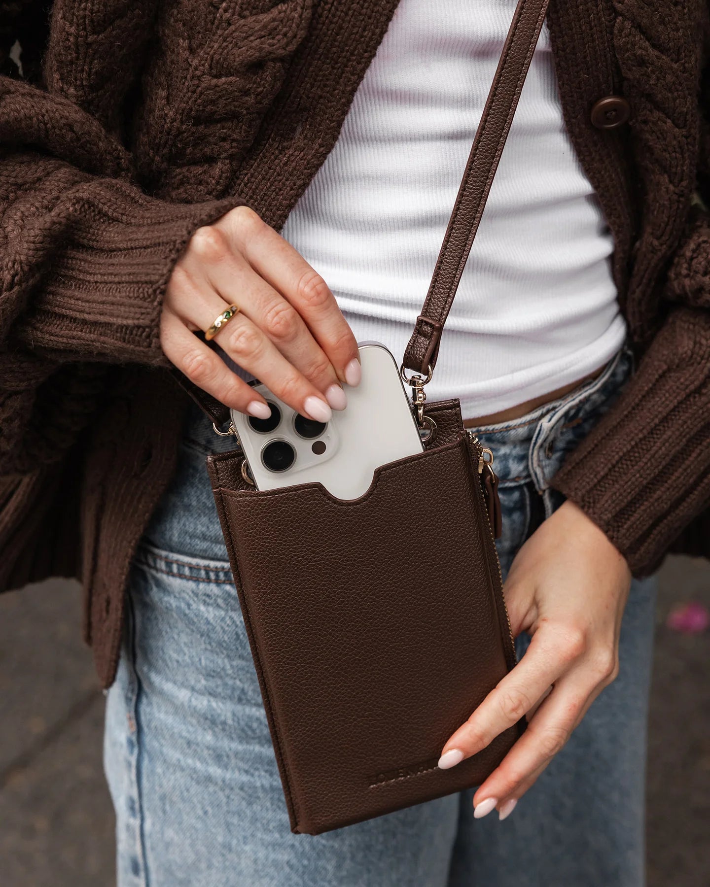 Louenhide Suki Phone Bag | Chocolate